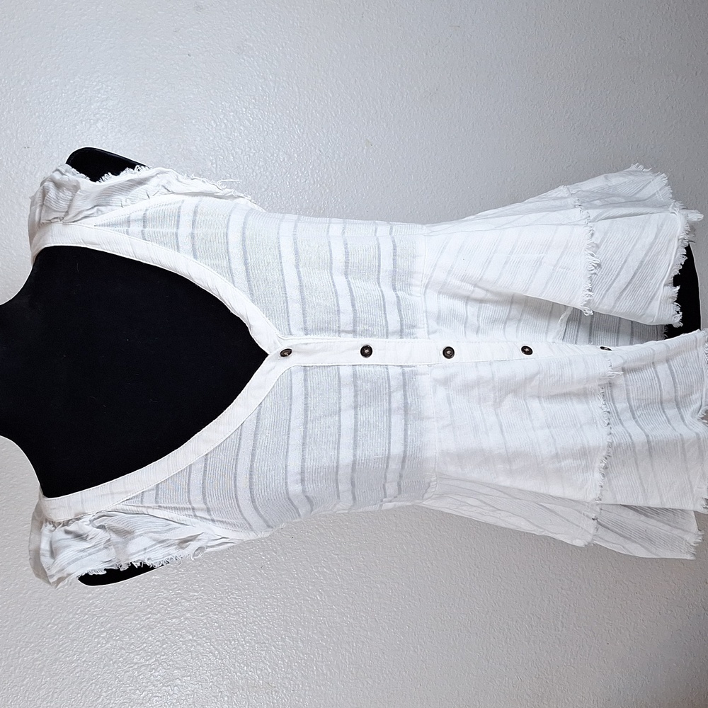 True Craft Med White V Neck Top Frayed Hem Cap Sleeves Button Front 100% Cotton